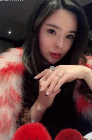 探索艺术与诱惑的结合：欣赏精美美女动态污图展现的迷人魅力与独特风格
